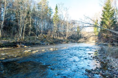 Yatay, dağlar, ağaçlar ve Nehri ön