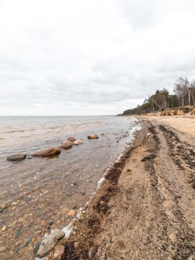 Kayalık sonbahar plaj dalgalar kayalar çökmesini ile