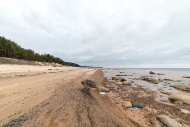 Kayalık sonbahar plaj dalgalar kayalar çökmesini ile