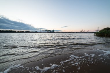 bulutlar ve ıssız dune doğru dalgalar ile sonbaharda Baltık beach
