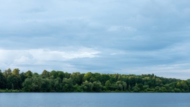Yatay, dağlar, ağaçlar ve Nehri ön
