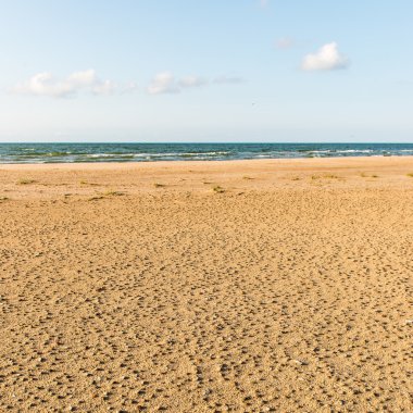 Sonbahar Plajı ıssız ve boş