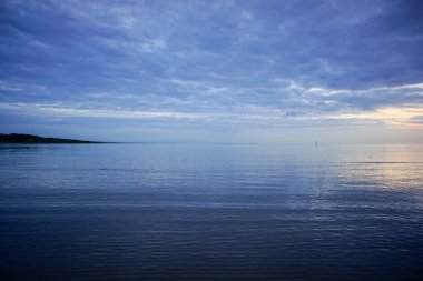 Yatay, dağlar, ağaçlar ve Nehri ön