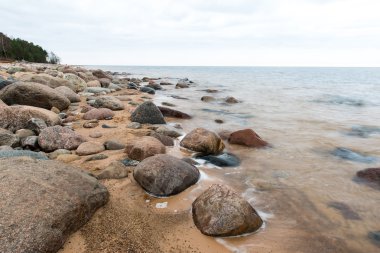 Kayalık sonbahar plaj dalgalar kayalar çökmesini ile