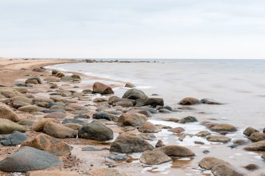 Kayalık sonbahar plaj dalgalar kayalar çökmesini ile