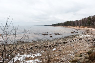 Kayalık sonbahar plaj dalgalar kayalar çökmesini ile