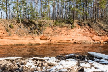 Kışın donmuş nehir