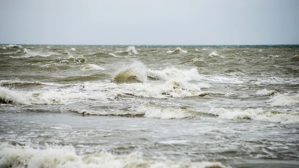 bulutlar ve ıssız dune doğru dalgalar ile sonbaharda Baltık beach