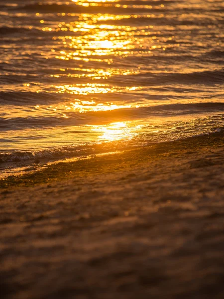 Bałtyckiej plaży jesienią z chmury i fale w kierunku opuszczony dune — Zdjęcie stockowe