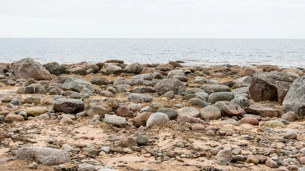 Plage d'automne rocheuse avec vagues s'écrasant sur les rochers — Photo