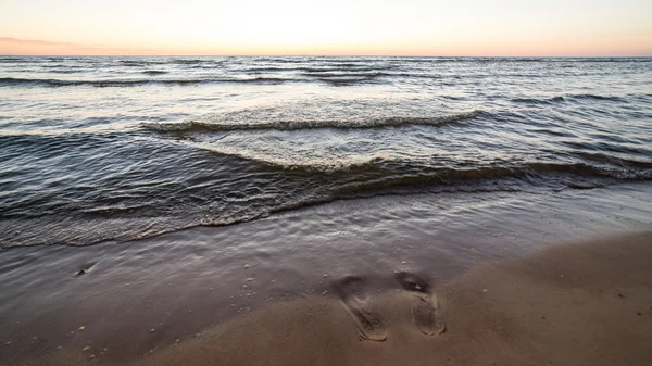 Praia baltic no outono com nuvens e ondas para a duna deserta — Fotografia de Stock