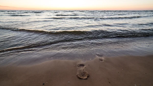 Bałtyckiej plaży jesienią z chmury i fale w kierunku opuszczony dune — Zdjęcie stockowe