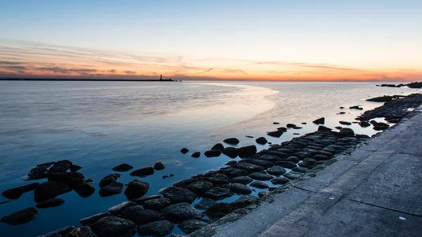 Landschap met bergen bomen en een rivier aan de voorkant — Stockfoto