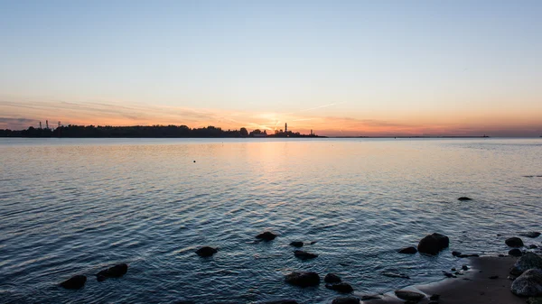 Landschaft mit Bergen, Bäumen und einem Fluss davor — Stockfoto