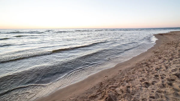 Playa báltica en otoño con nubes y olas hacia dunas desiertas — Foto de Stock