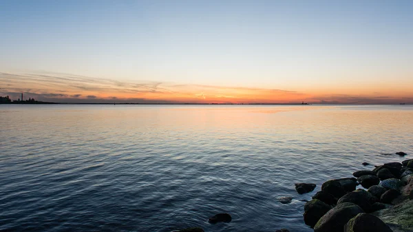 Landschaft mit Bergen, Bäumen und einem Fluss davor — Stockfoto