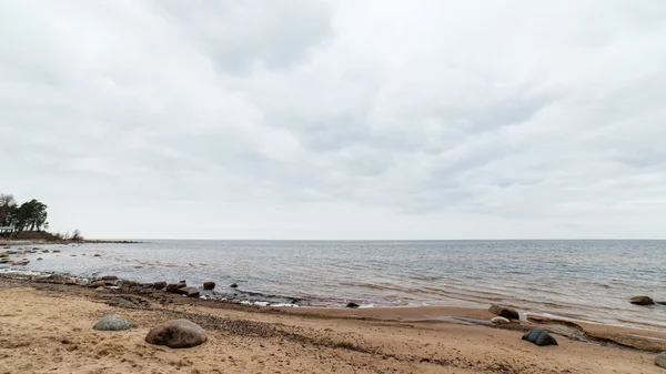 Spiaggia rocciosa autunnale con onde che si infrangono sugli scogli — Foto Stock