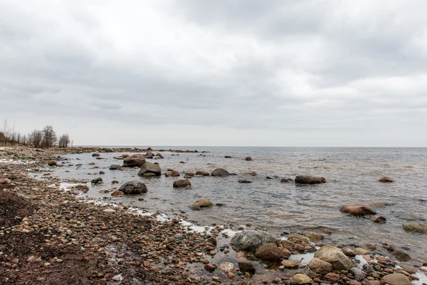 Őszi, sziklás strand található a hullámok összeomlik a sziklákon — Stock Fotó