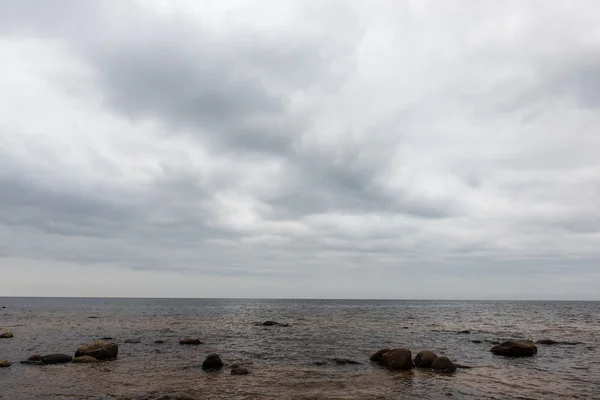 Plaża skalista jesień z fal rozbijających się na skałach — Zdjęcie stockowe