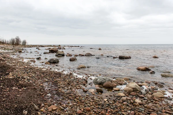 Höstens klippstrand med vågorna kraschar på klipporna — Stockfoto