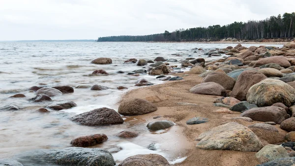 Őszi, sziklás strand található a hullámok összeomlik a sziklákon — Stock Fotó