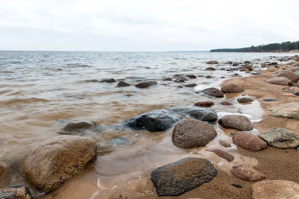 Plage d'automne rocheuse avec vagues s'écrasant sur les rochers — Photo