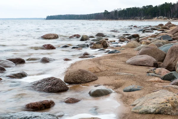 Őszi, sziklás strand található a hullámok összeomlik a sziklákon — Stock Fotó