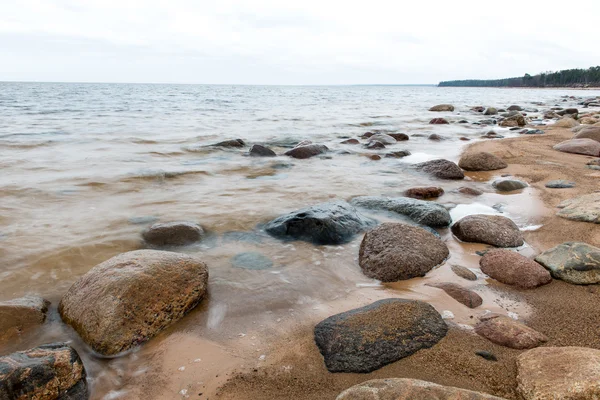 Őszi, sziklás strand található a hullámok összeomlik a sziklákon — Stock Fotó