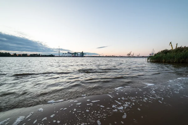 Praia baltic no outono com nuvens e ondas para a duna deserta — Fotografia de Stock