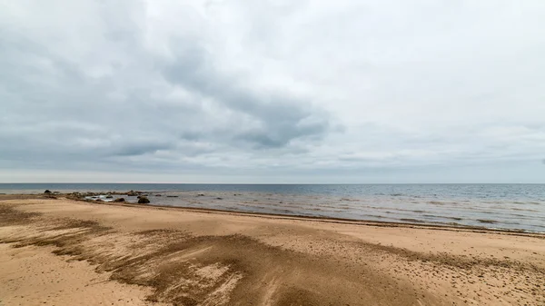 Őszi, sziklás strand található a hullámok összeomlik a sziklákon — Stock Fotó