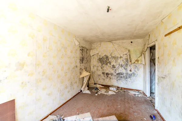 Interior abandonado en ruinas de asentamiento militar —  Fotos de Stock