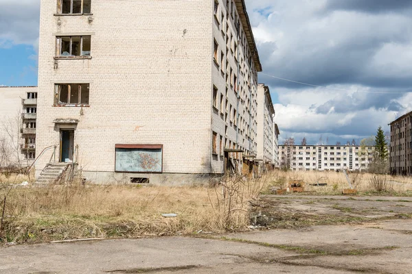 Ruinas abandonadas de asentamiento militar — Foto de Stock