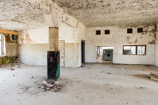 Intérieur abandonné dans les ruines de l'établissement militaire — Photo