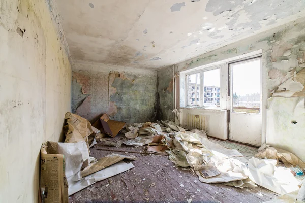 Övergivna interiör i ruinerna av militära bosättningen — Stockfoto