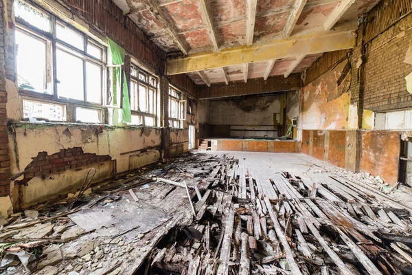 Intérieur abandonné dans les ruines de l'établissement militaire — Photo