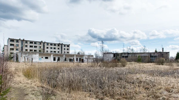 Katonai település elhagyatott romok — Stock Fotó