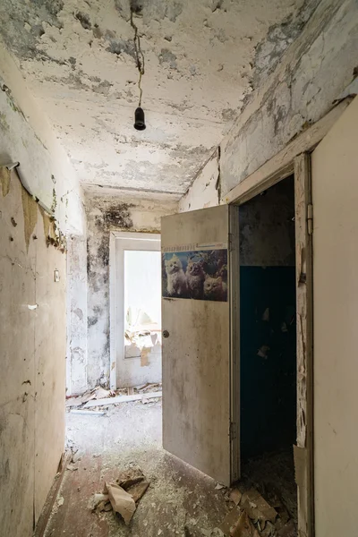 Verlassenes Interieur in Ruinen militärischer Siedlung — Stockfoto