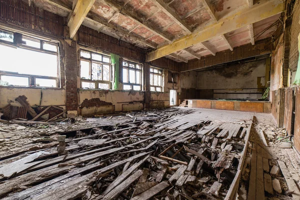 Intérieur abandonné dans les ruines de l'établissement militaire — Photo