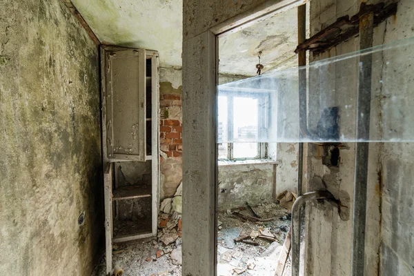 Interior abandonado em ruínas de assentamento militar — Fotografia de Stock