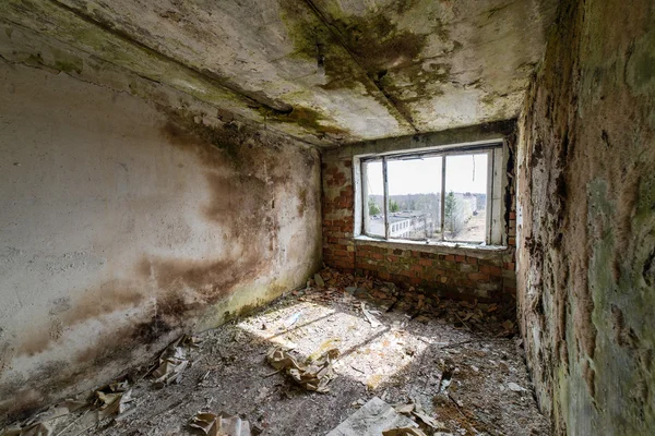 Intérieur abandonné dans les ruines de l'établissement militaire — Photo