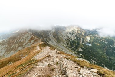 Slovakya'daki Tatra Dağları bulutları ile örtülü