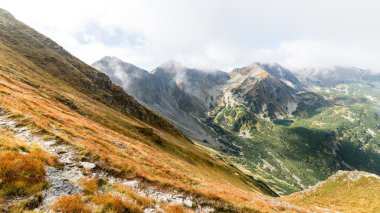 Slovakya'daki Tatra Dağları bulutları ile örtülü