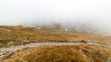 Slovakya'daki Tatra Dağları bulutları ile örtülü