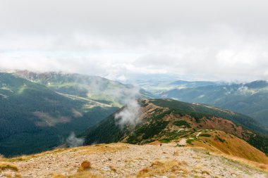 Slovakya'daki Tatra Dağları bulutları ile örtülü