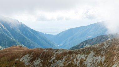 Slovakya'daki Tatra Dağları bulutları ile örtülü