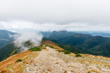 Slovakya'daki Tatra Dağları bulutları ile örtülü