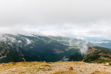 Slovakya'daki Tatra Dağları bulutları ile örtülü