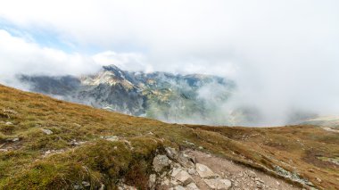 Slovakya'daki Tatra Dağları bulutları ile örtülü