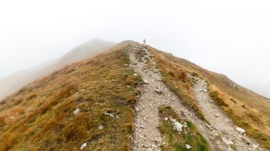 Slovakya'daki Tatra Dağları bulutları ile örtülü