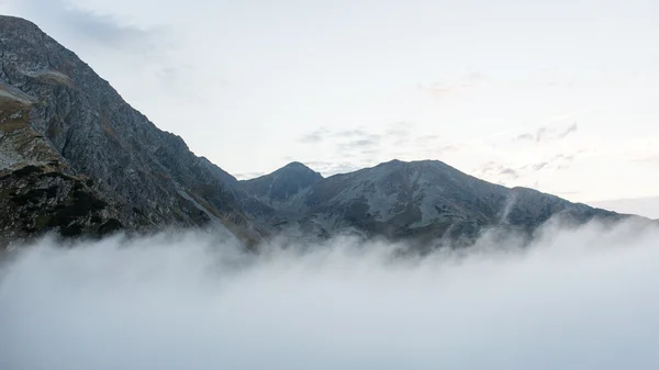 슬로바키아에서 tatra 산맥 구름으로 덮여 — 스톡 사진